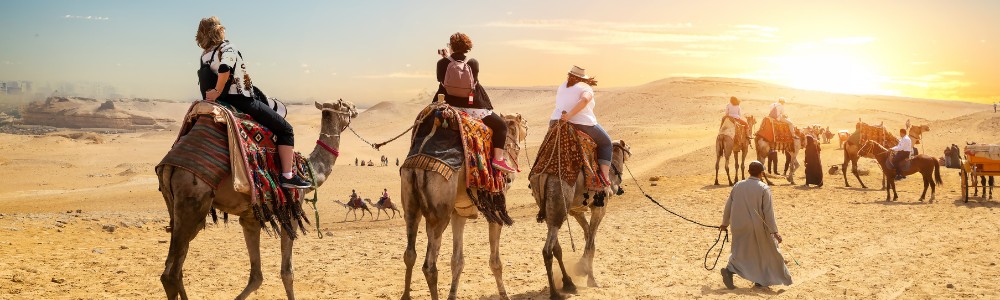 Erlebe Top Aktivitäten in Hurghada wie Kamelreiten in der Wüste