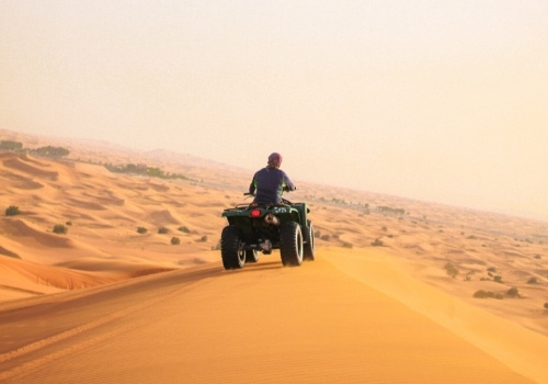 Mache einen Ausflug in die Wüste bei Hurghada und jage über die Dünen mit Quad-Runners