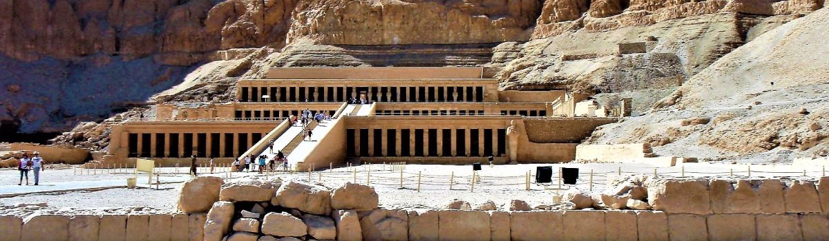 Der imposante Hatschepsut-Tempel im kulturellen Oberägypten ist ein tolles Ausflugsziel
