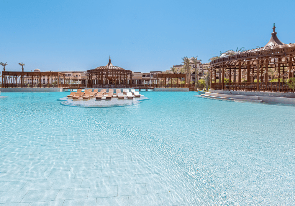Die traumhafte, weitläufige Poollandschaft des Al Kasr bietet Erholung und Abkühlung.