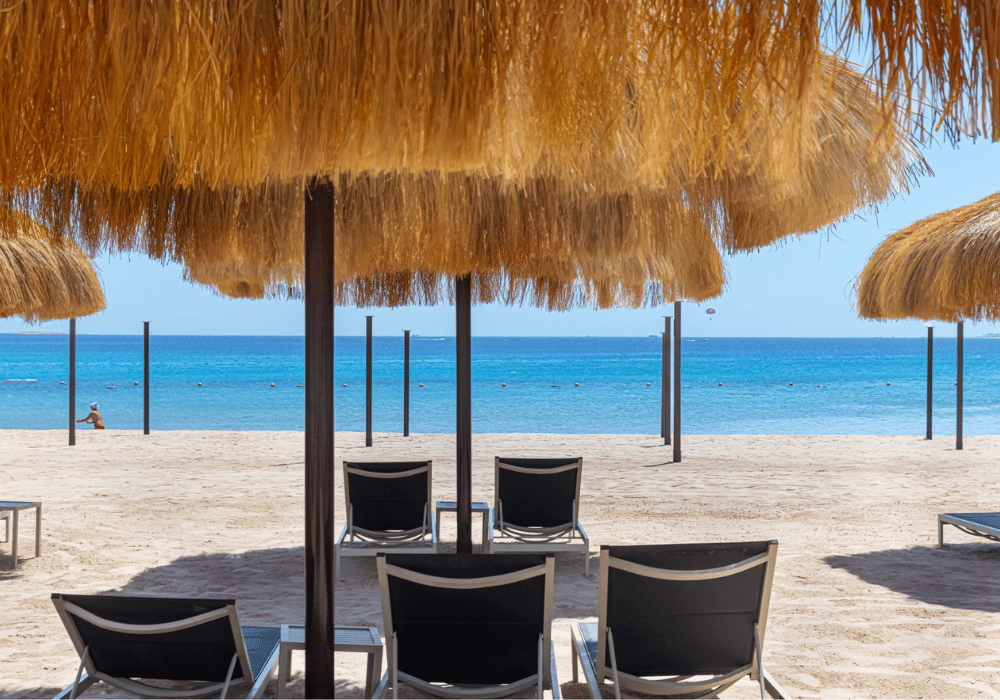Am privaten, weißen Sandstrand des Hotels lässt sich der Ägypten Urlaub perfekt genießen.