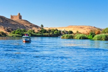 Blick auf ein Ausflugsboot im Nildelta