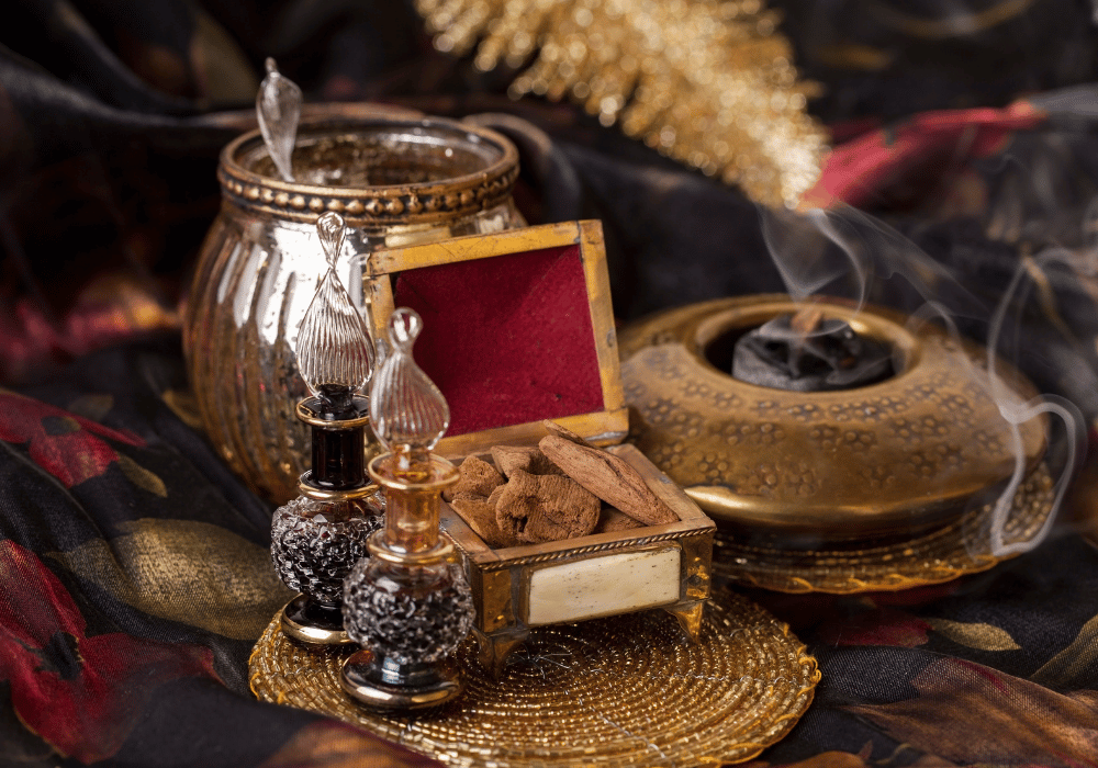 Zwei kleine Fläschchen Arabisches Oud Duftöl neben einem Schälchen Agarholz und Räucherwerk