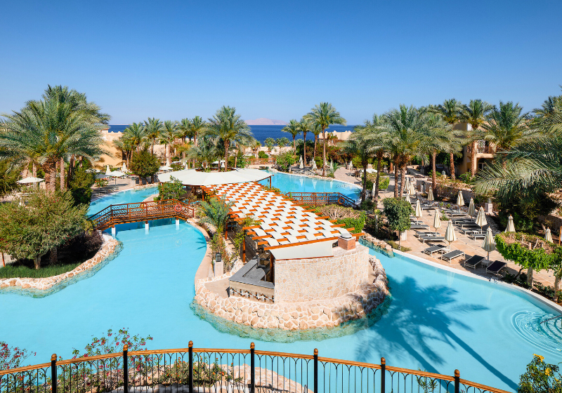 Die Poollandschaft des The Grand Hotel Sharm El Sheikh lädt zum Entspannen im Urlaub in Sharm El Sheikh ein