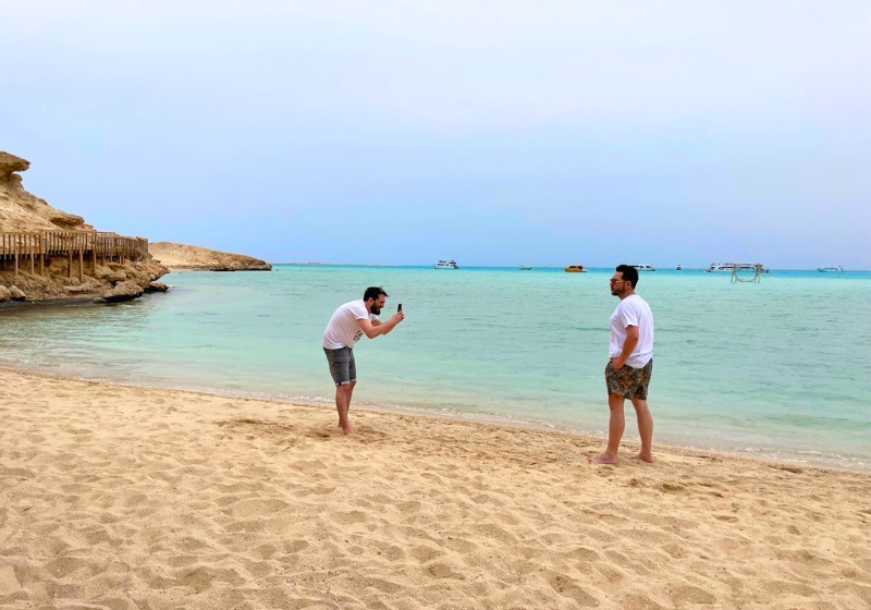 Behind the Scenes: Fotoshooting am weißen Sandstrand der Orange Bay