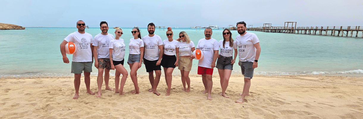Strandfoto des internationalen ETI Marketingteams in Ägypten