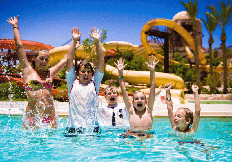 Fröhliche Kinder im Pool - Urlaub zu Frühbucherpreisen
