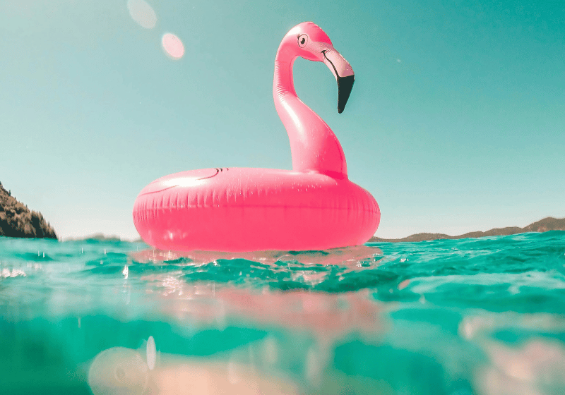 Flamingo Schwimmreifen im Urlaub am Meer in der Sonne 
