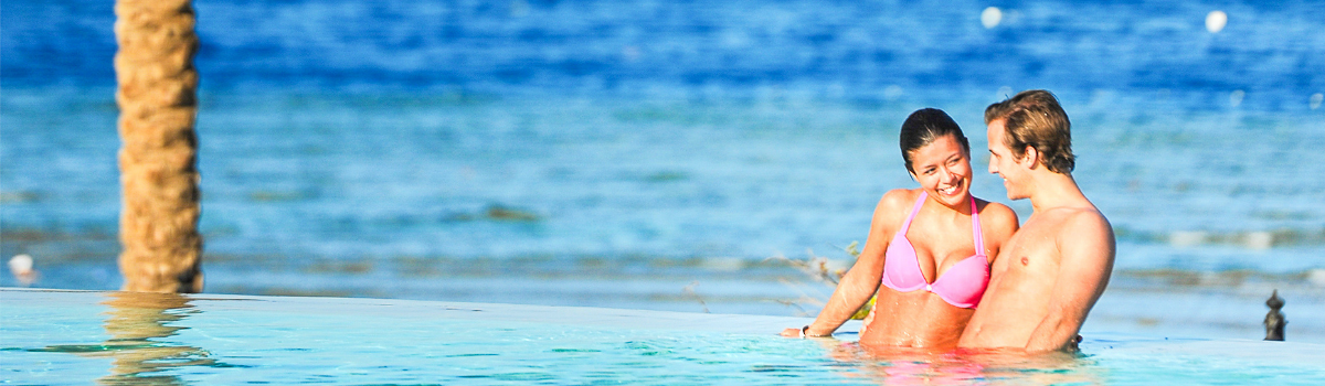 Ein Paar genießt den Ägypten Urlaub am Meer im infinity pool