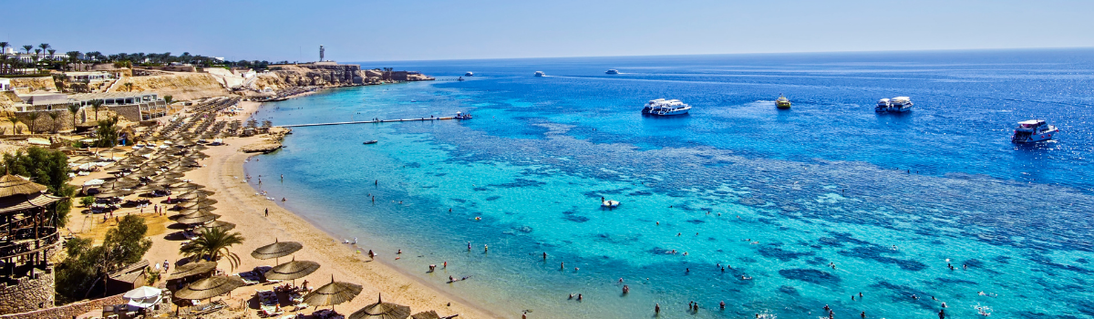 Das blau schimmernde Rote Meer und goldene Sandstrände im Ägypten Urlaub in Sharm El Sheikh