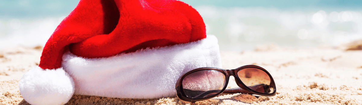 Weihnachtsmütze und Sonnenbrille am Strand - Genieße Weihnachtsurlaub mit All-Inclusive in Ägypten