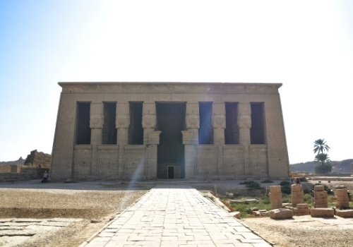 Außenansicht des des Hathor-Tempels bei einem Ausflug entdecken