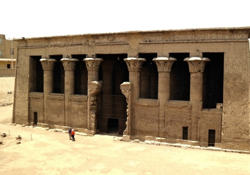 Blick auf den Chnum Tempel in Esna am Nil in Ägypten
