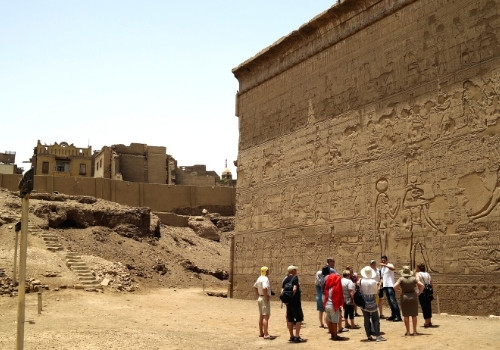 Aussenmauer des Chnum Tempels in Esna am Nil von Ägypten