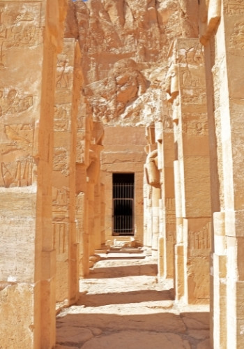 Durchgang innerhalb des Hatschepsut-Tempels in Oberägypten entdecken