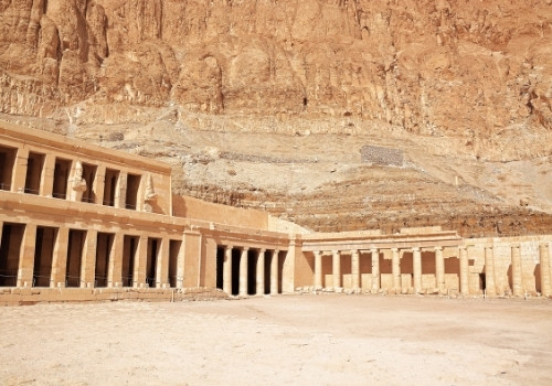 Blick auf den Hatschepsut Tempel ideal für einen Ausflug in Ägypten