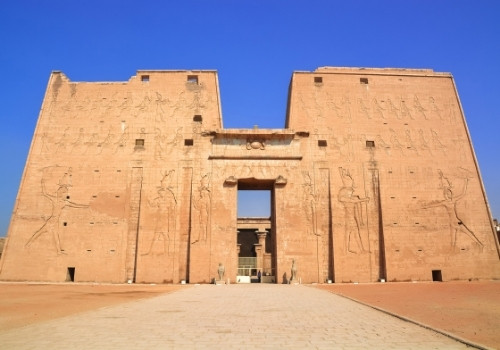 Eingangstor des Horus oder Edfu Tempels in Ägypten entdecken