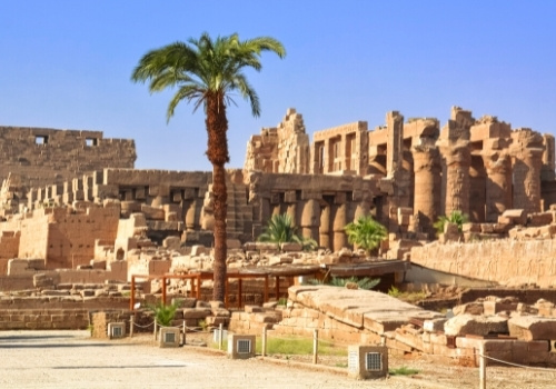 Idyllische Tempelanlage des Karnak Tempel bei einem Ausflug in Ägypten entdecken