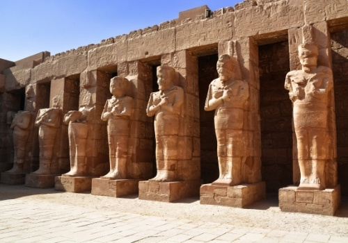 Statuen innerhalb des Karnak Tempels bei einem Ausflug in Oberägypten entdecken