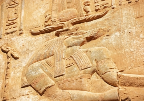 Krokodilgott Sobek auf der AUssenwand der Kom Ombo Tempelanlage in Ägypten