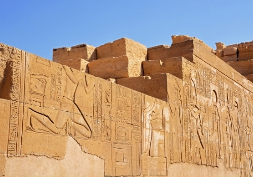 Hieroglyphen an den Wänden des Kom Ombo-Tempels bei einem spannenden Ausflug mit ETI erkunden