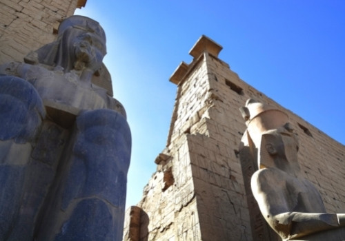Skulpturen im Luxor Tempel ideal bei einem Ausflug in Ägypten