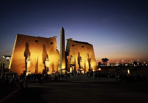 Luxor Tempel bei Nacht in Oberägypten entdecken
