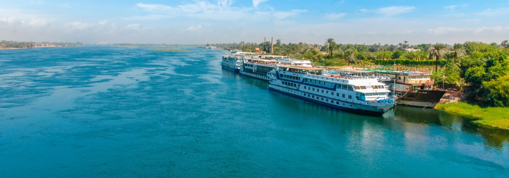 Blick auf Kreuzfahrtschiff bei einer Nilkreuzfahrt in Kombination mit einem Badeurlaub