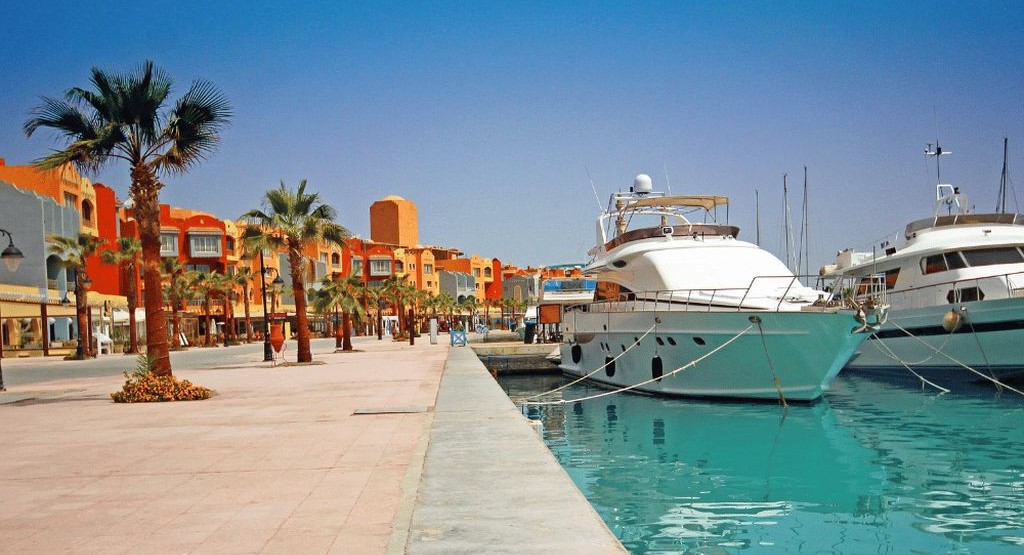 Hurghada Marina- Meer, Palmen und die Schiffe